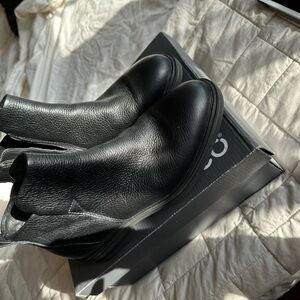 Ecco boots size 39 black pebble leather. Short heel, zipper..perfect condition.